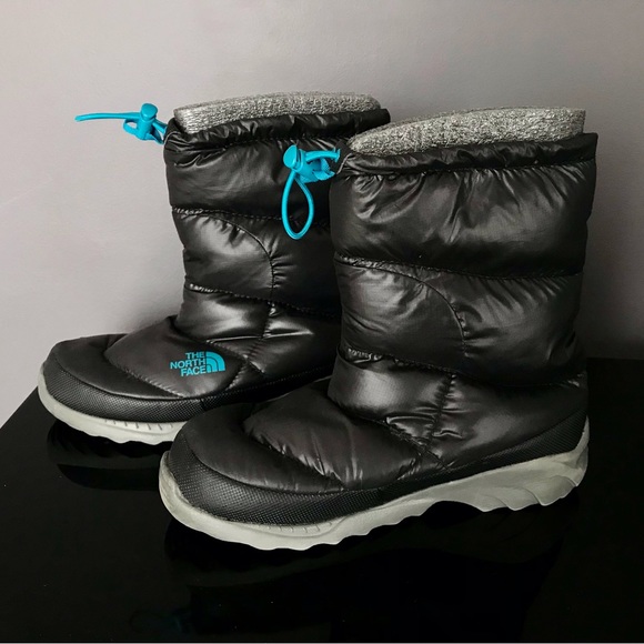 The iconic North Face Bootie is keep your feet warm during cold winter. - Picture 4 of 15